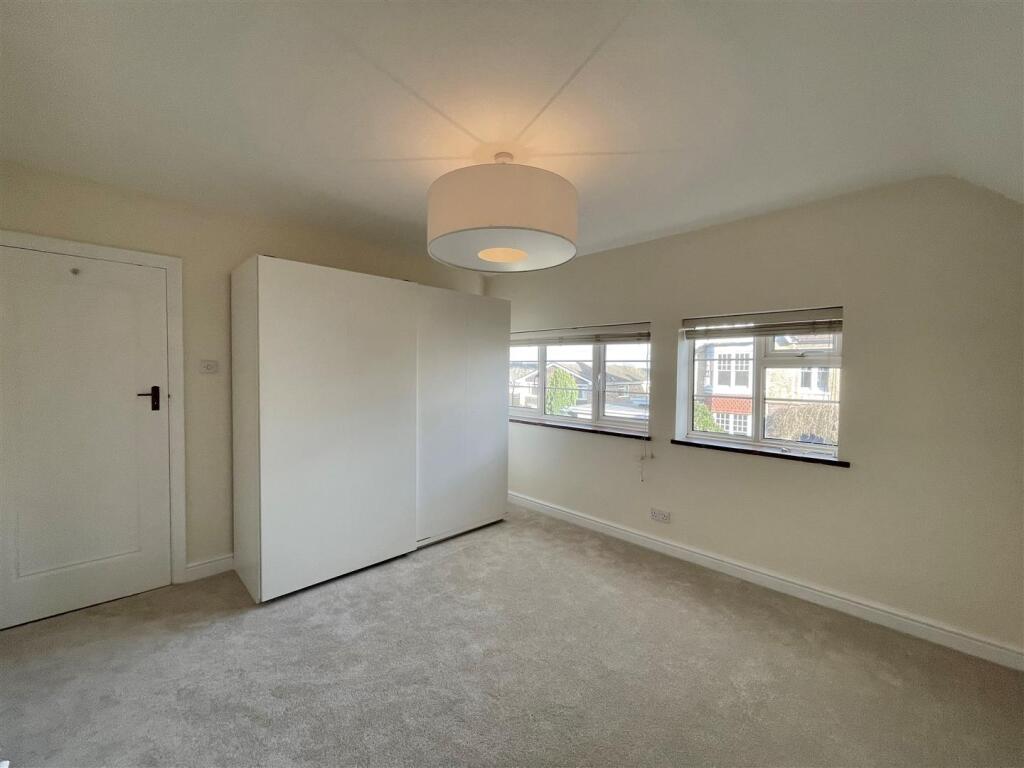 16CNorthRoad_MainBedroom.jpg