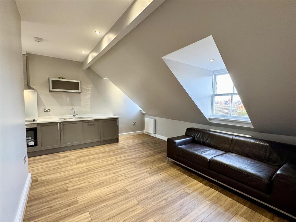 Lounge/dining/kitchen