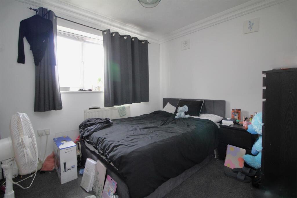 bedroom 1 .JPG