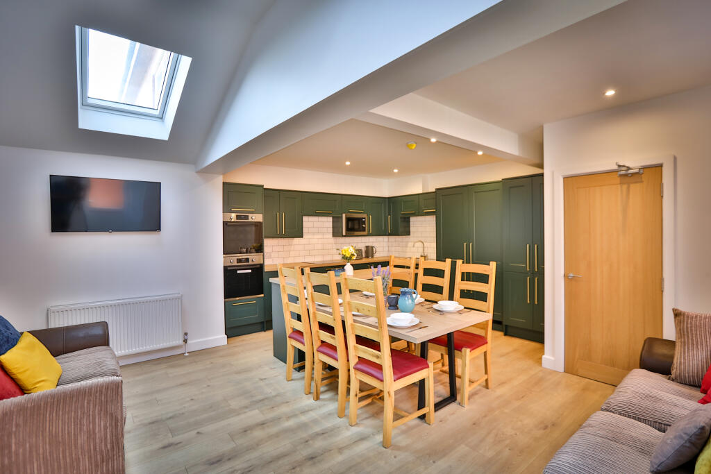Ash Gardens, Leeds, West Yorkshire, LS6
