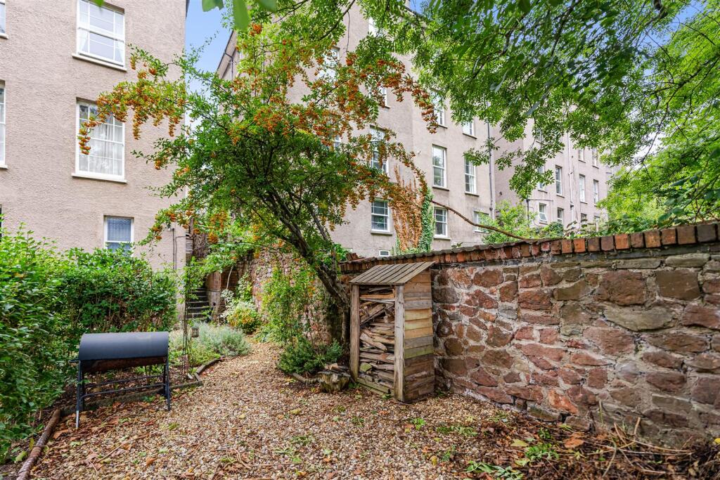 15 Elemgrove Road3.JPG