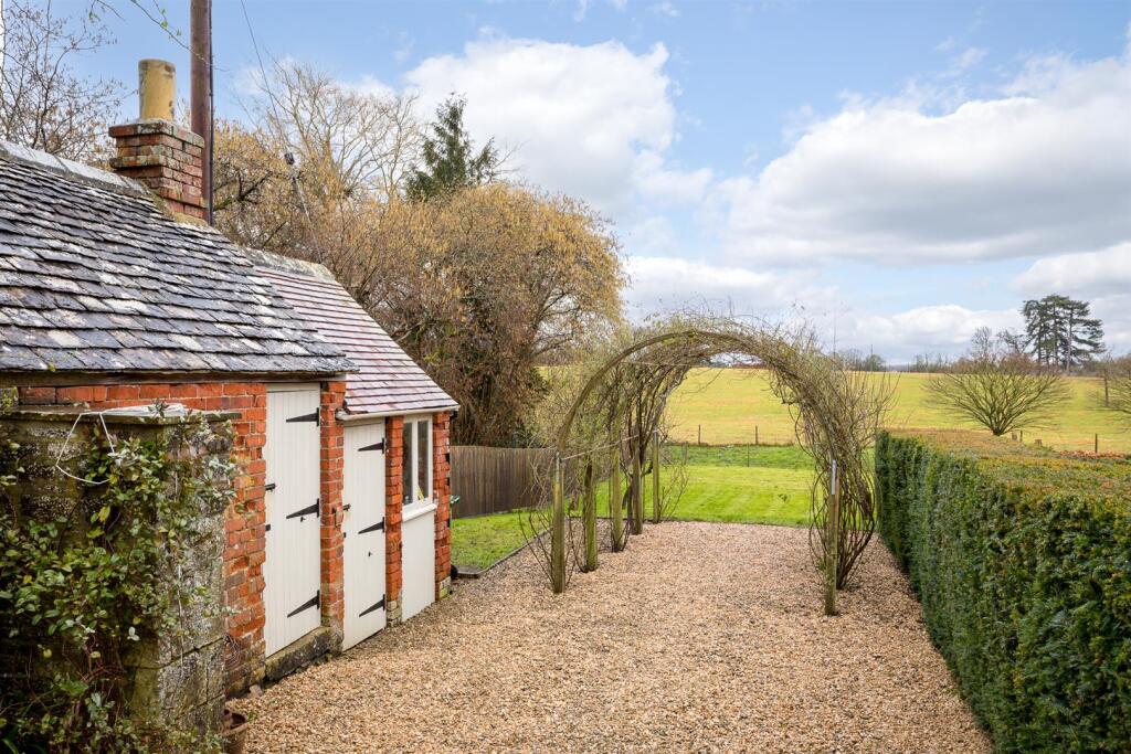 22 - Malt Cottage - GL7 5RY - Web.jpg