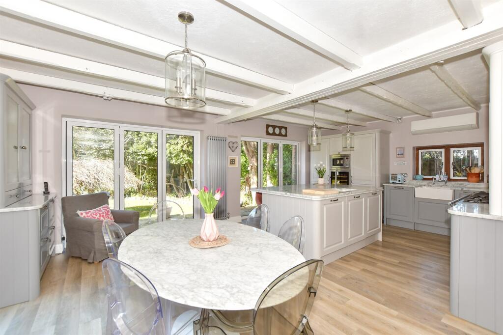 Kitchen/ Breakfast Room