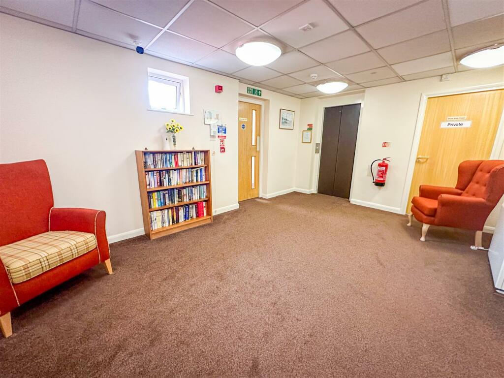 COMMUNAL ENTRANCE HALLWAY