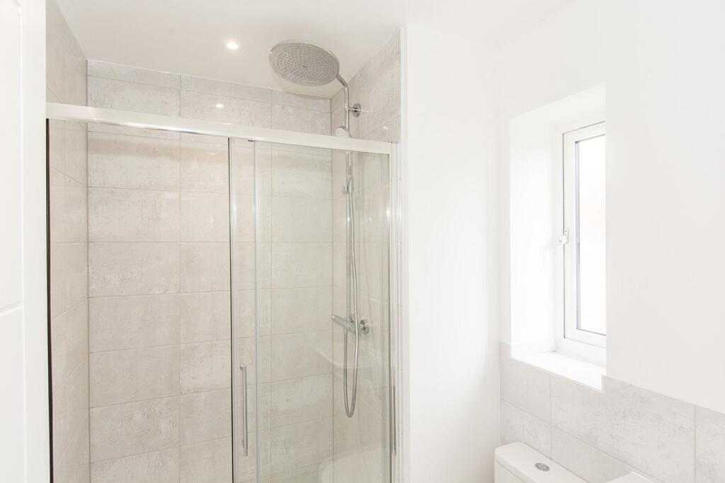 En-suite Photo 2