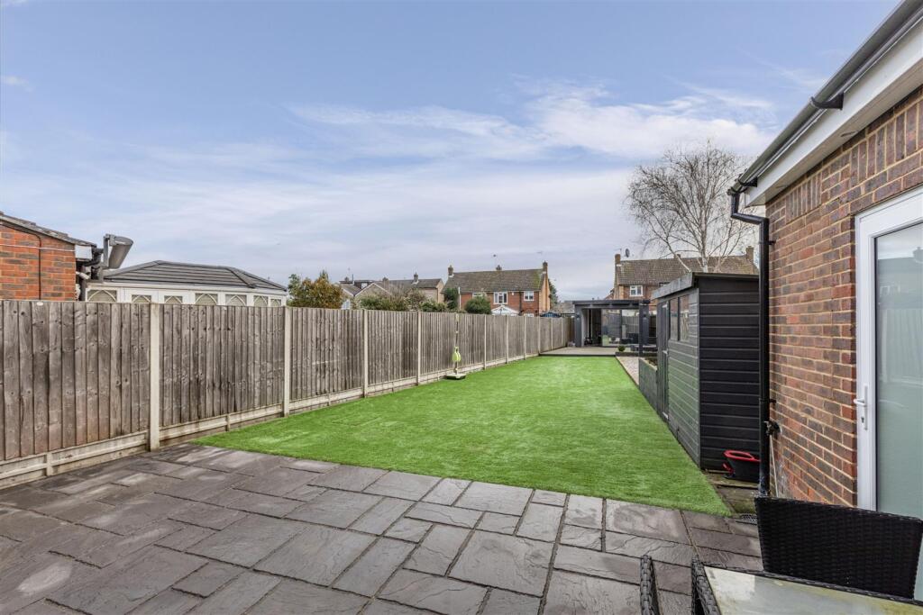 28 Cornwall Avenue, Byfleet, KT14 7EY - 22.jpg