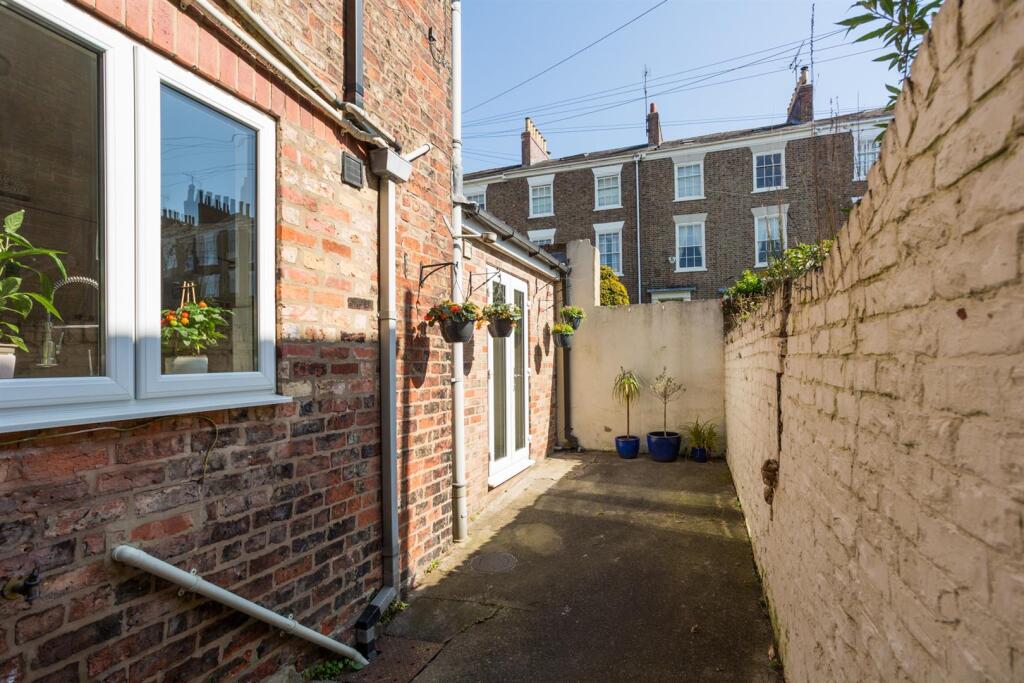 Rear Courtyard Garden