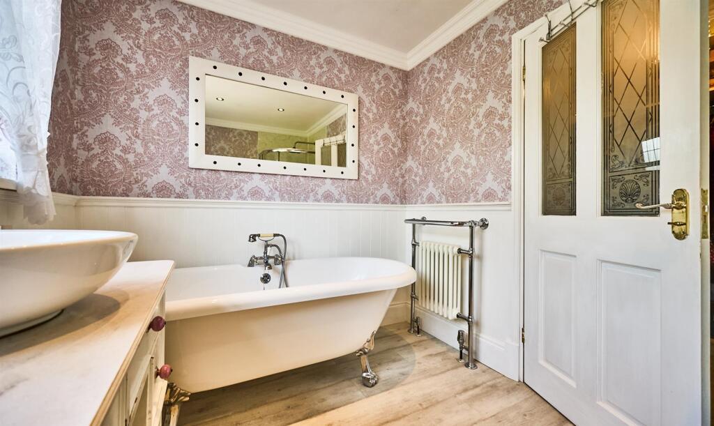 Rear Refitted En-Suite Bathroom