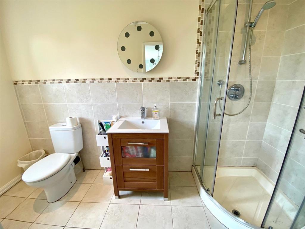 woodward court 14 master ensuite.jpg