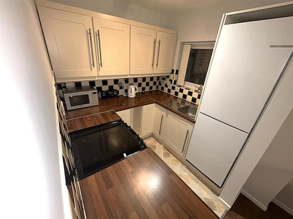 FITTED KITCHEN