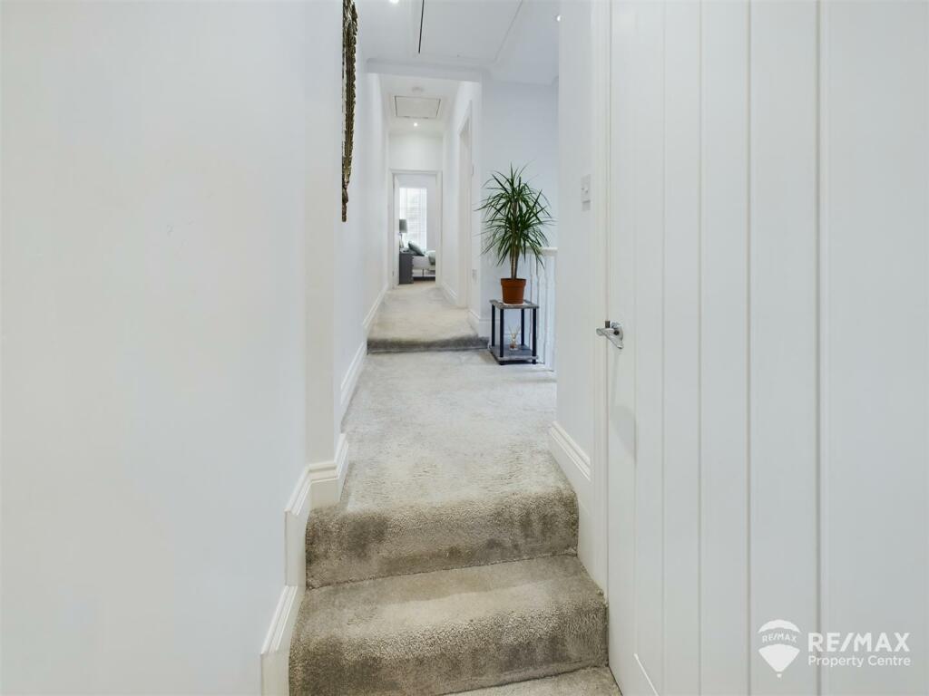 Upstairs Landing (2).jpg