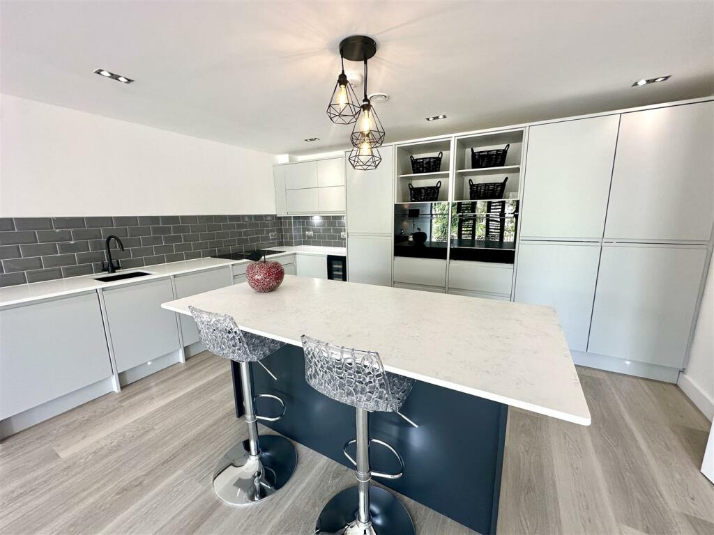 KITCHEN/FAMILY/DINING ROOM
