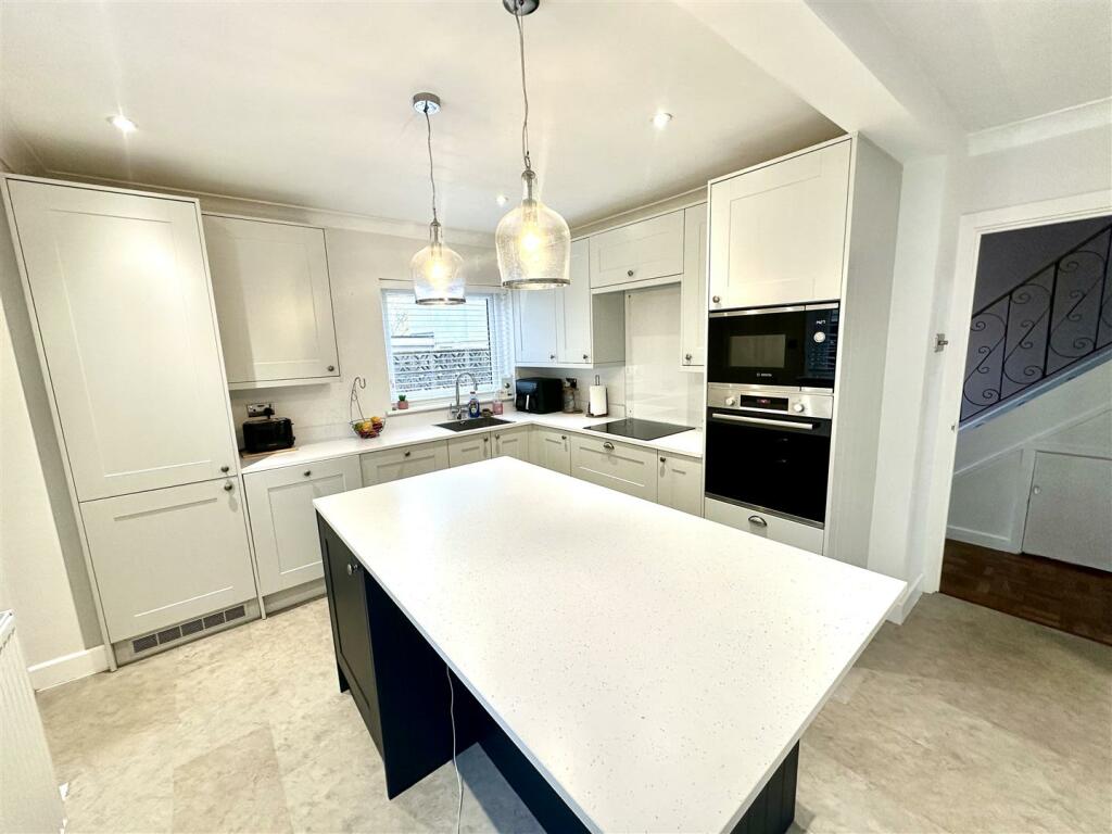 KITCHEN/FAMILY DINING ROOM