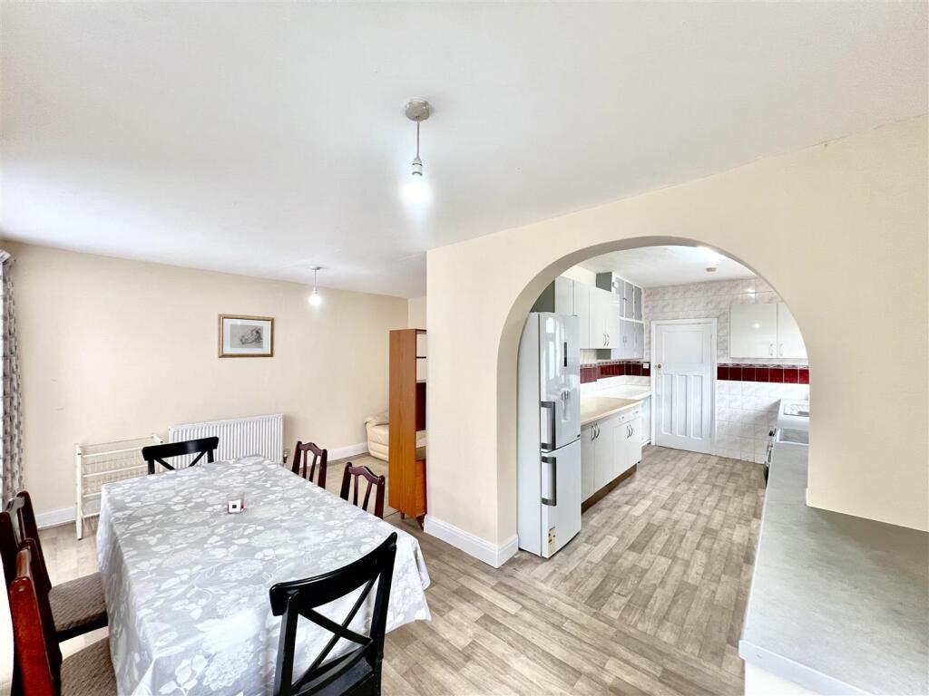 Kitchen / Dining Area