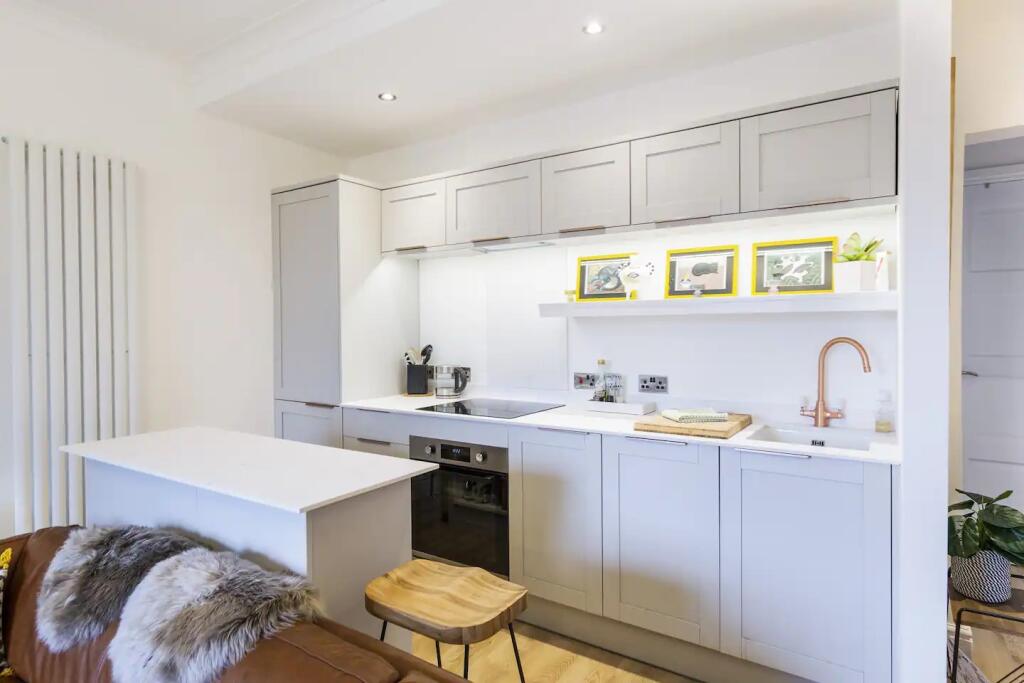 Kitchen 2.jpeg