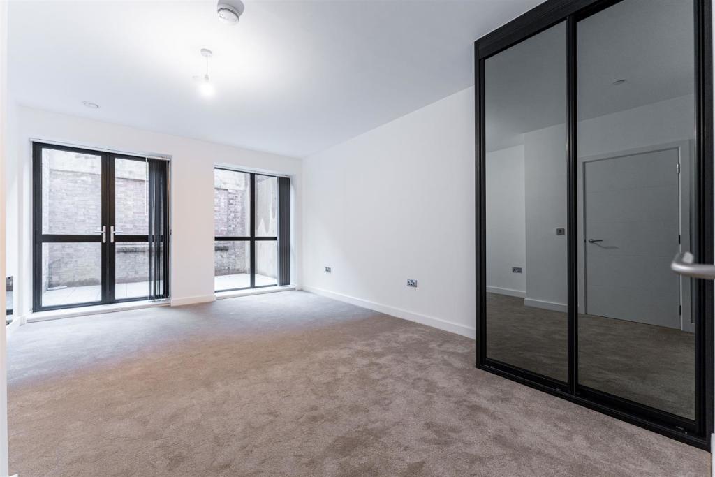 Apt. 4 LR - by Ralph Media Group 04031.jpg
