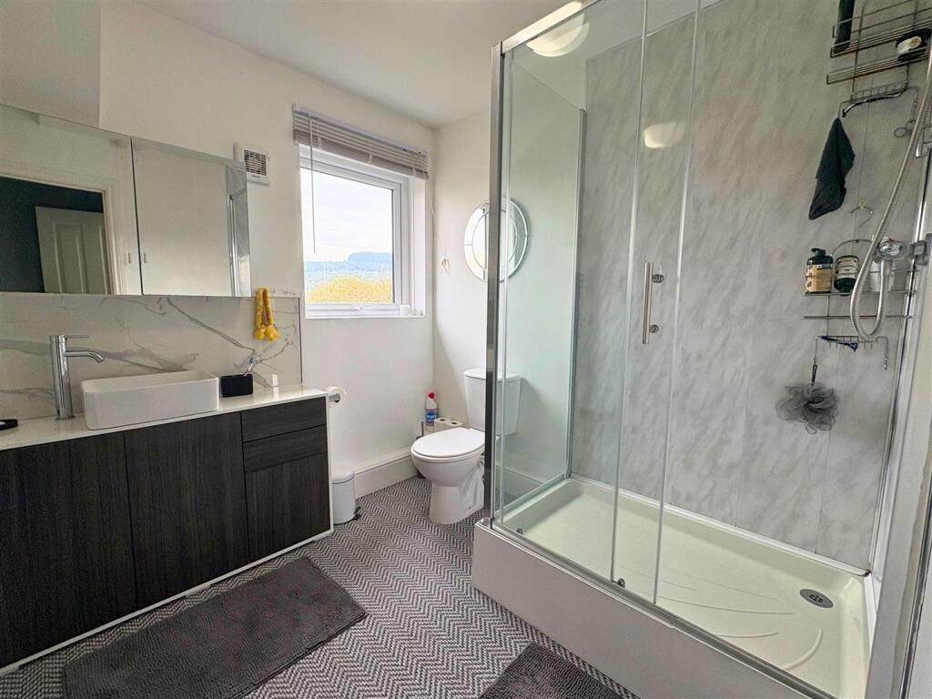 Ensuite 1a (edit).jpg