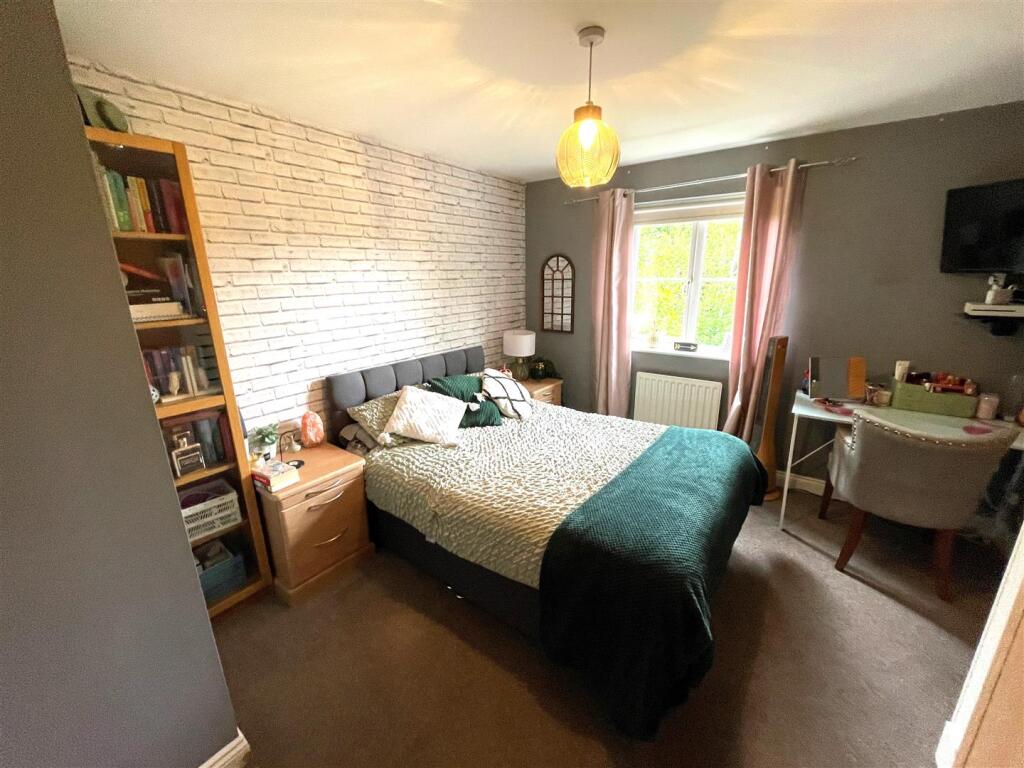 Bed 2.jpg