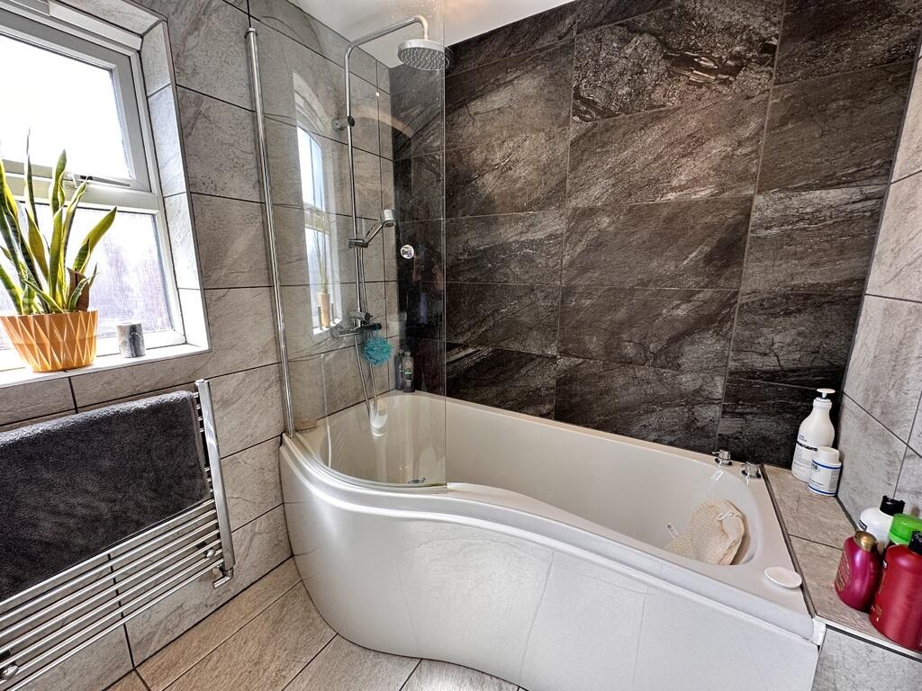 Bathroom 2.JPG
