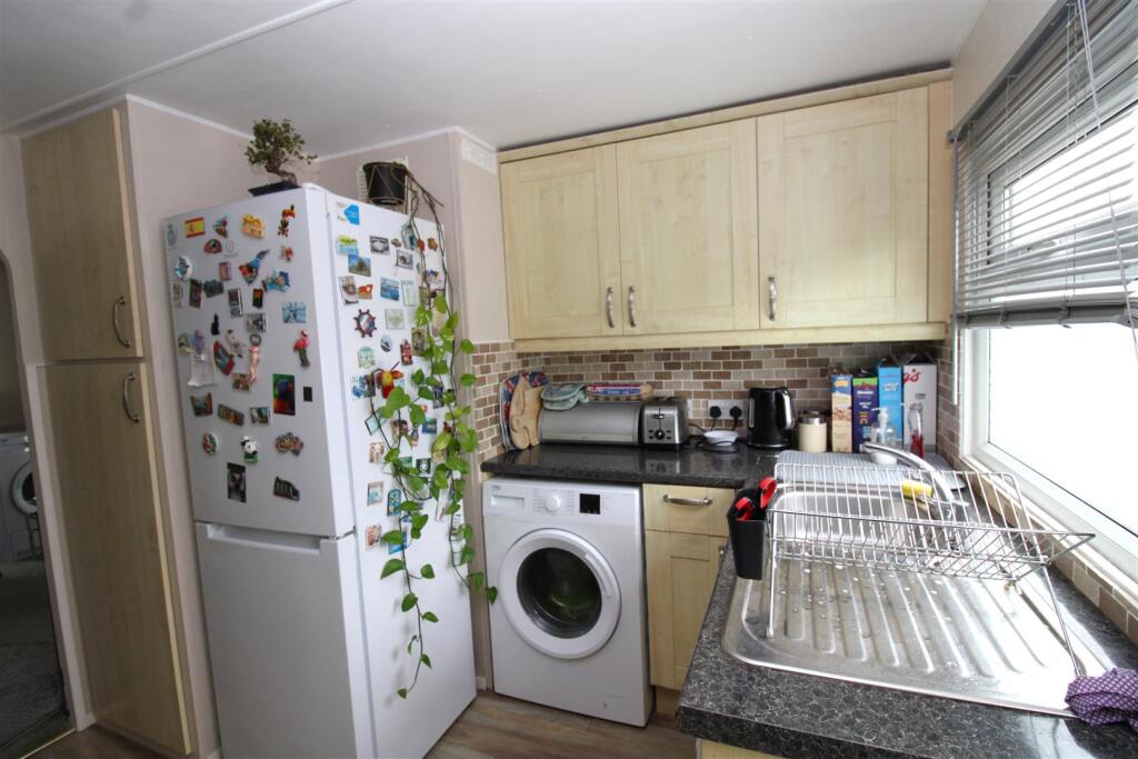 Kitchen 2.JPG