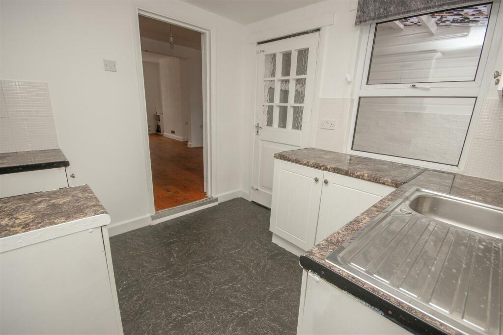 Kitchen1.jpg