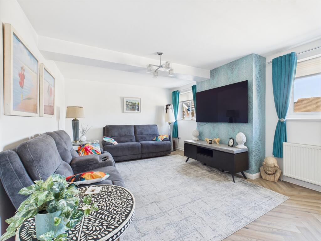 CAM03729G0-PR0042-STILL008