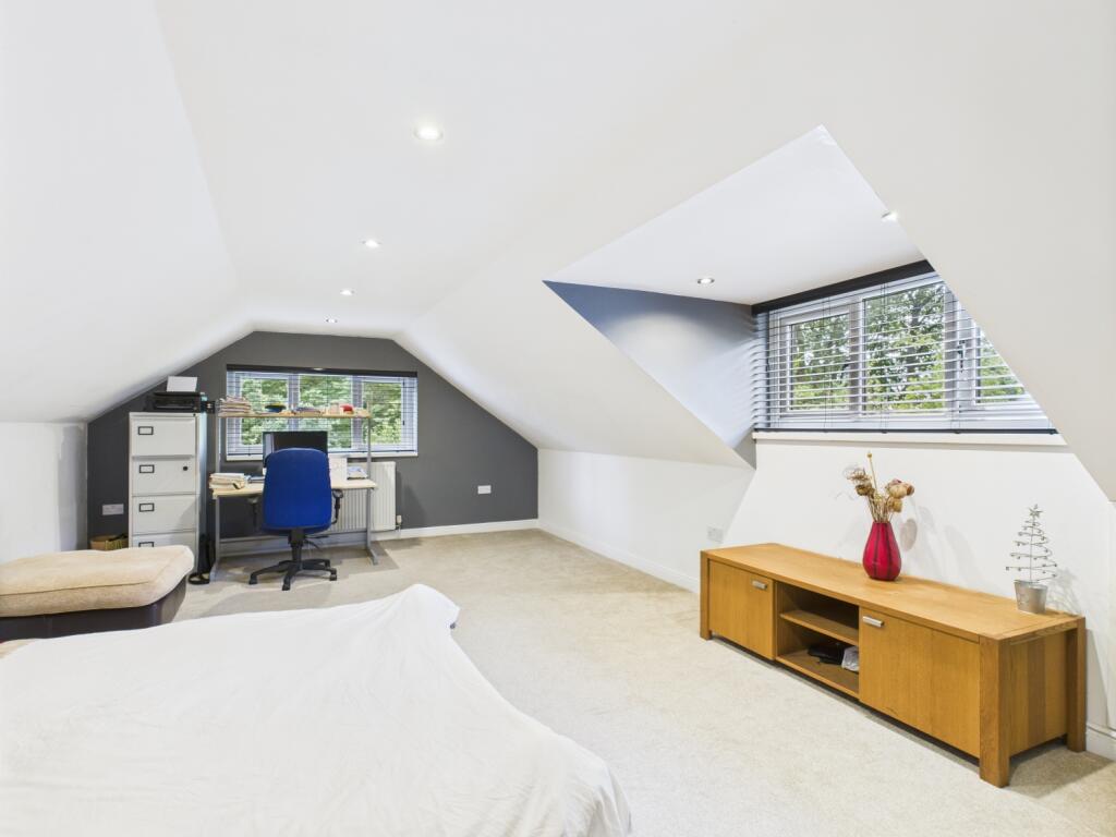 CAM03729G0-PR0082-STILL027