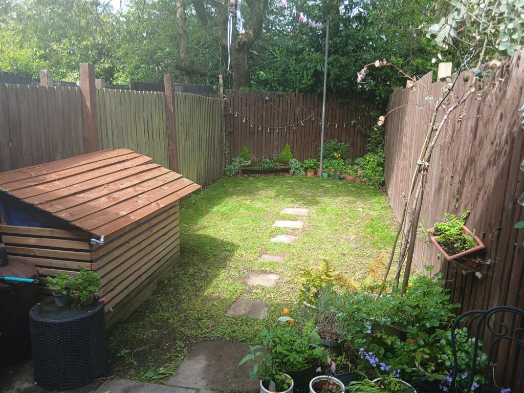24 llys y celyn garden.jpg