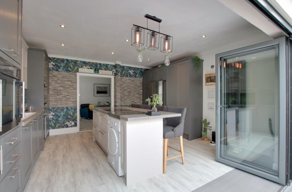 KITCHEN / BREAKFAST ROOM