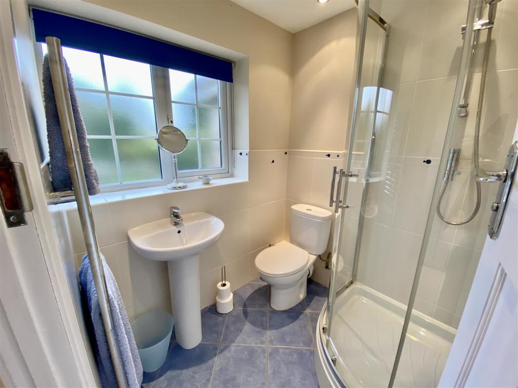 EN-SUITE SHOWER ROOM