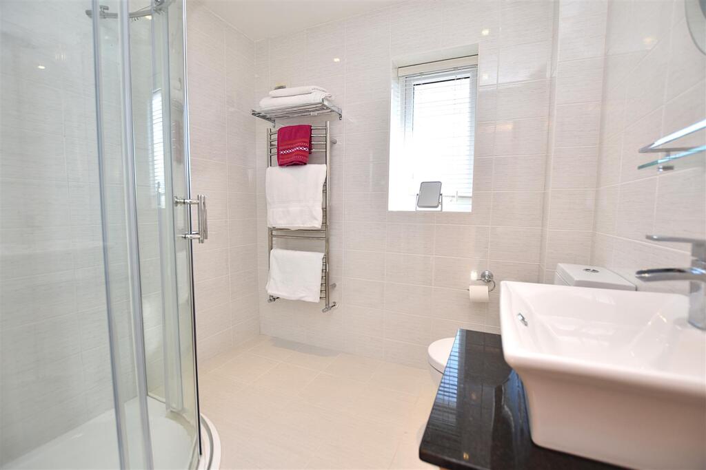 bedroom 2 en-suite.JPG