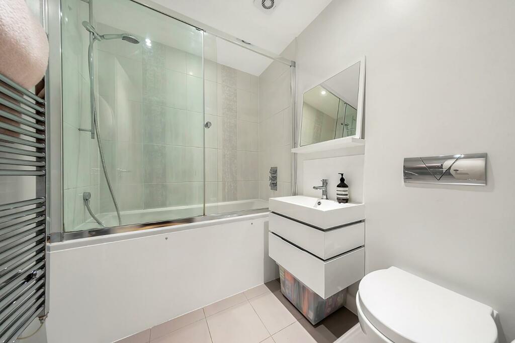 Bathroom (2).jpg
