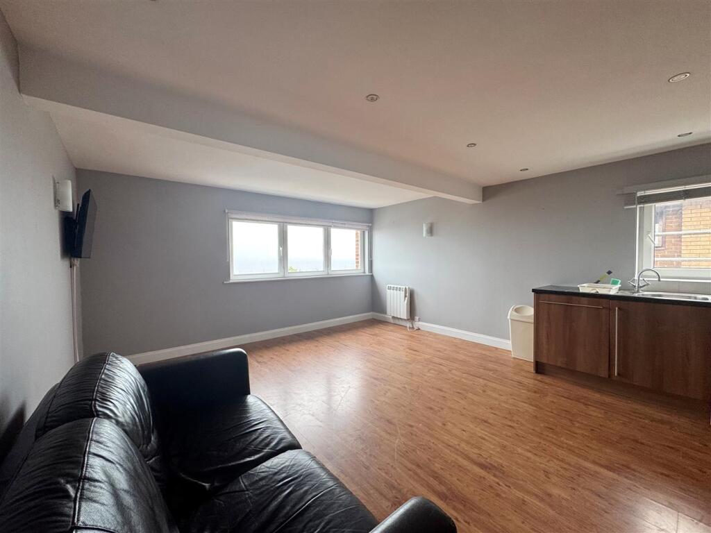 Open Plan Living Room/Kitchen