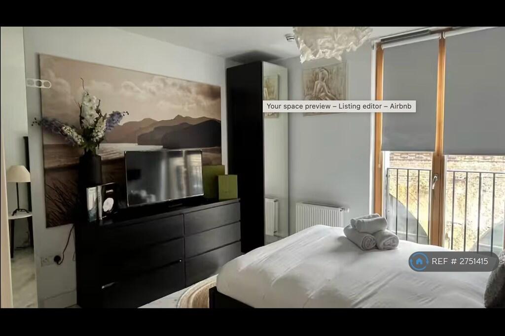Master Bedroom - King Bed, Black Out Blinds