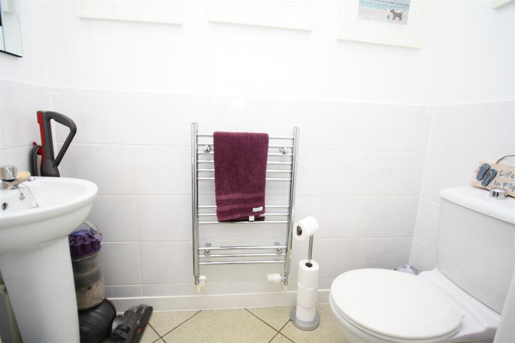 52 St Helena cloakroom.JPG