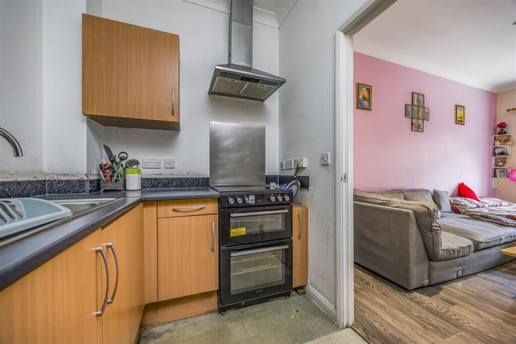 Flat 1 , Bosun Court, High Street, Cosham-PorticoM