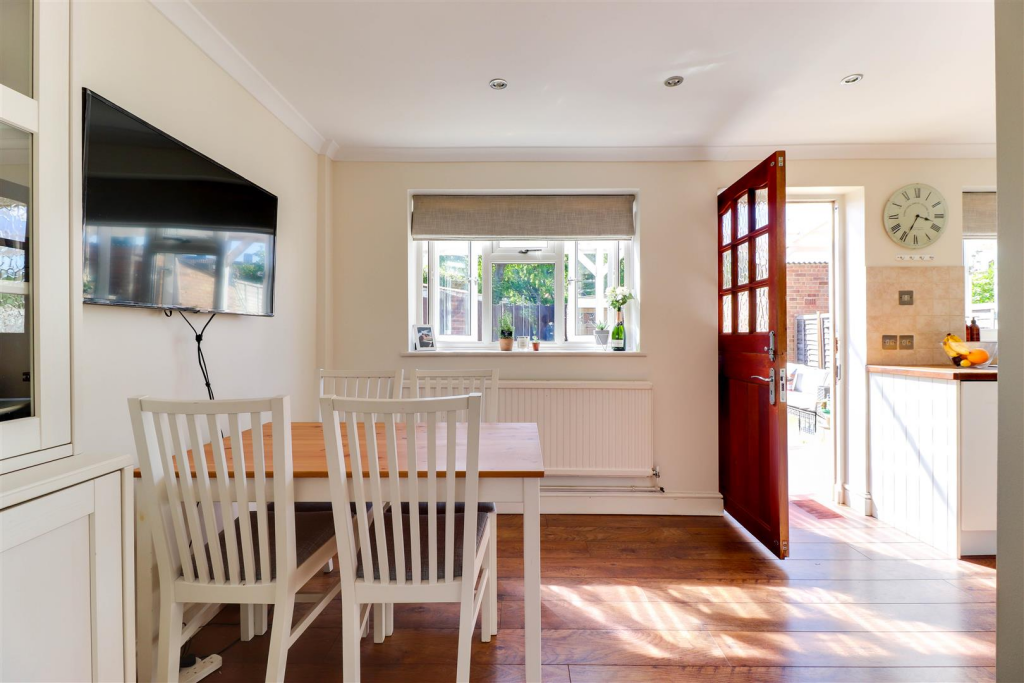 Kitchen diner 1.6-Edit-2.png