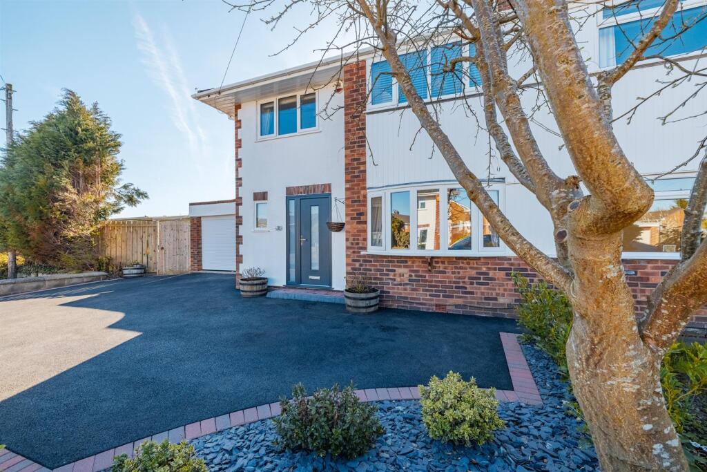 5 Axholme Close-24.jpg
