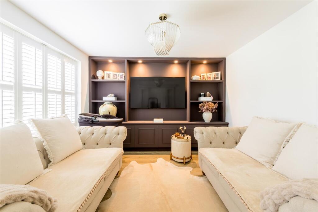 60 Barton Way-10.jpg