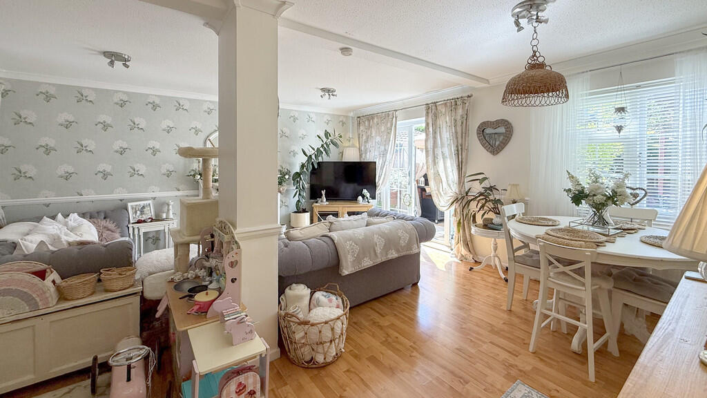 Lounge/dining roo...