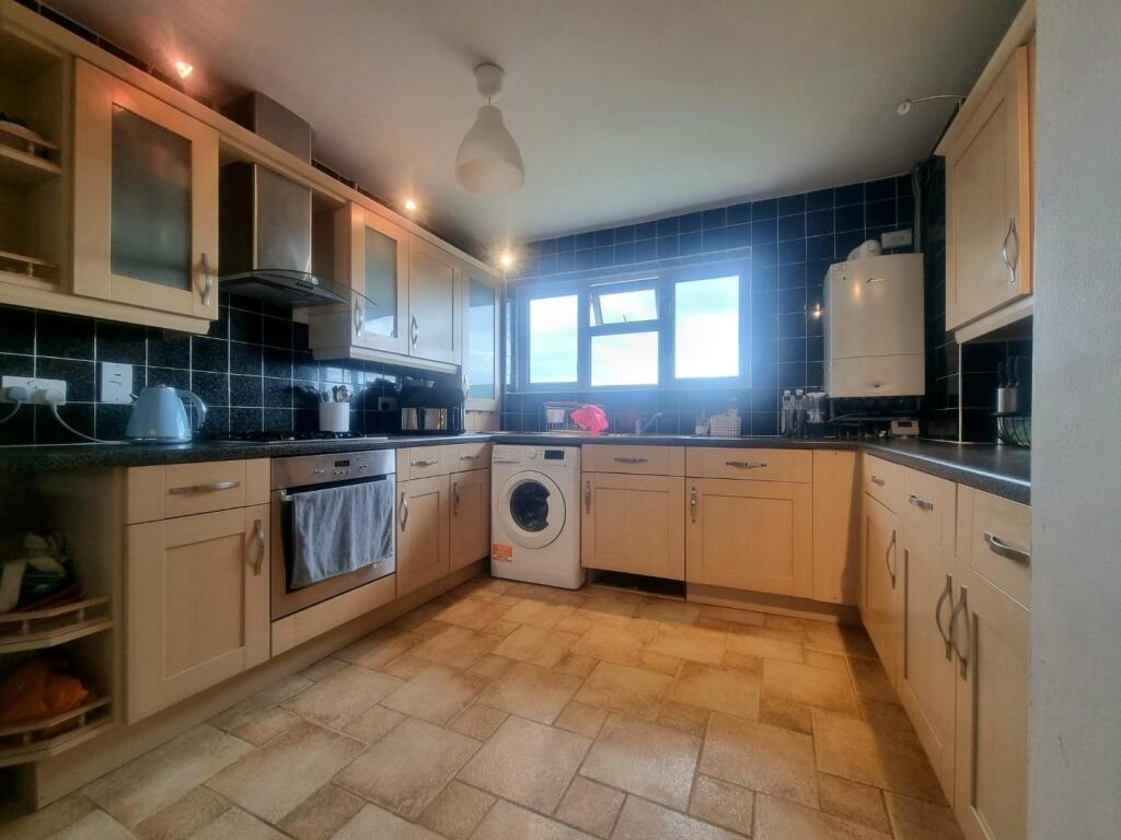 18 Tweed Close Kitchen.jpg