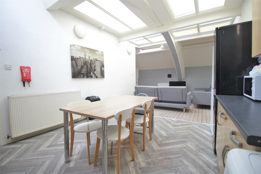 Student-property- kitchen 4.JPG