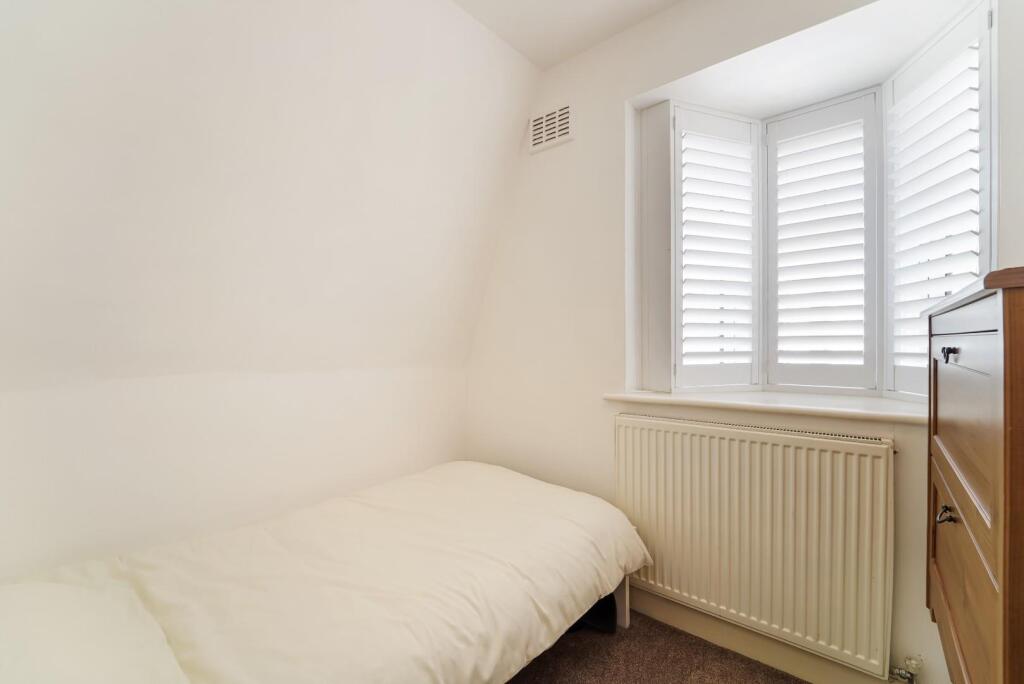 EWELL PARK WAY, 16 (14).jpg