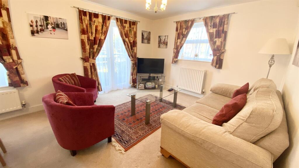 LOUNGE/DINING ROOM