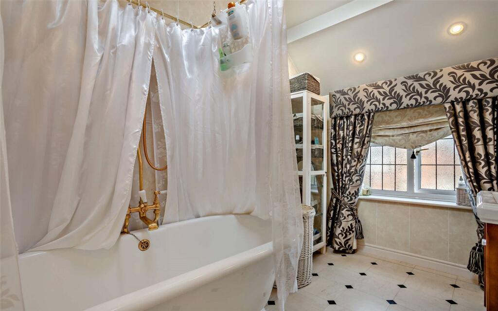 Bed 1 En Suite