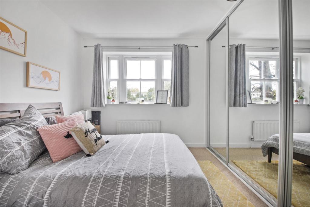 bedroom a.jpg