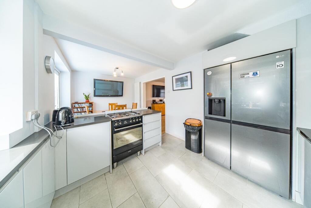 17 Arnside Avenue dining kitchen.jpg