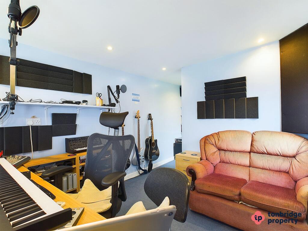 CAM03742G0-PR0016-STILL011