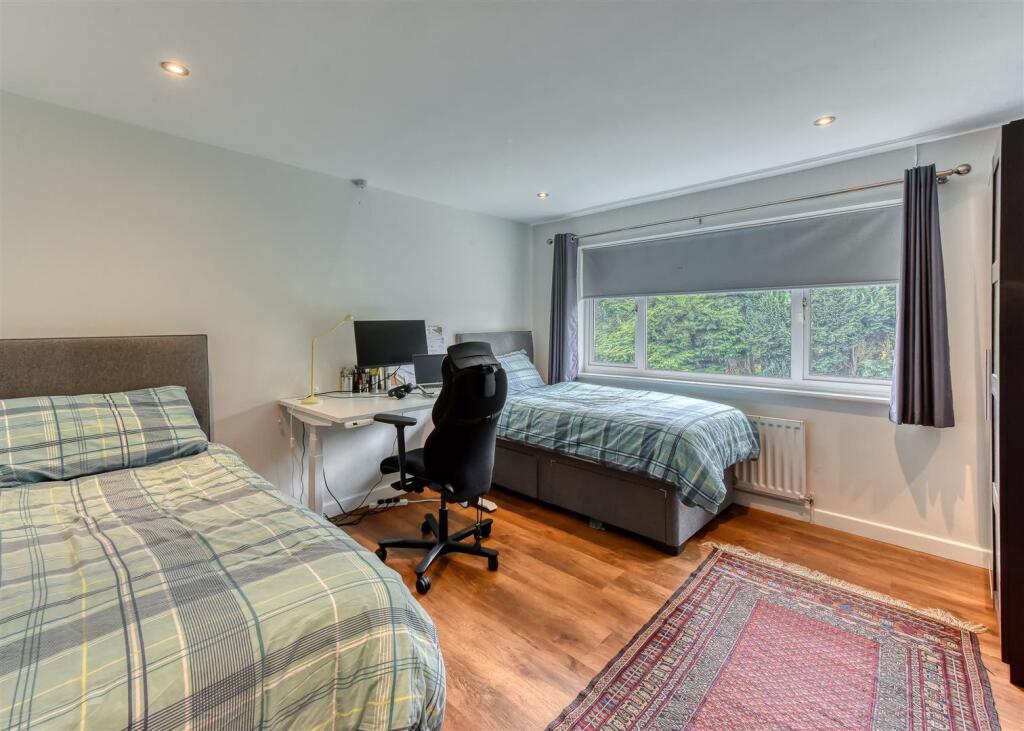 1 Saxon Court-bed2.jpg