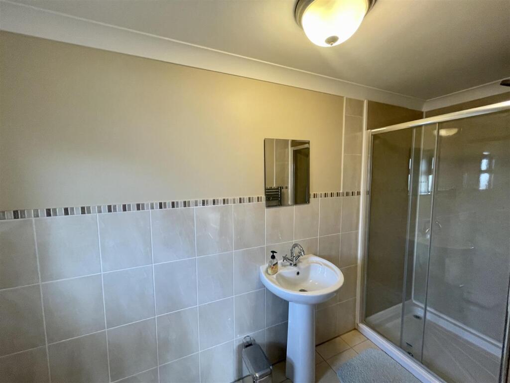 EN-SUITE TO FRONT BEDROOM